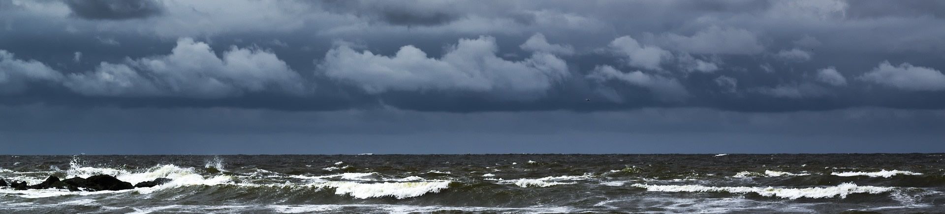Stormachtige zee en strand op Texel